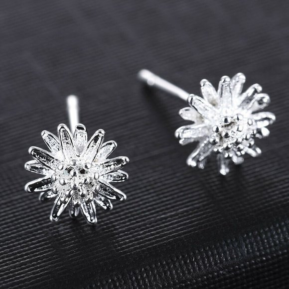 NWOT Tiny Silver Daisy Studs - Picture 8 of 12